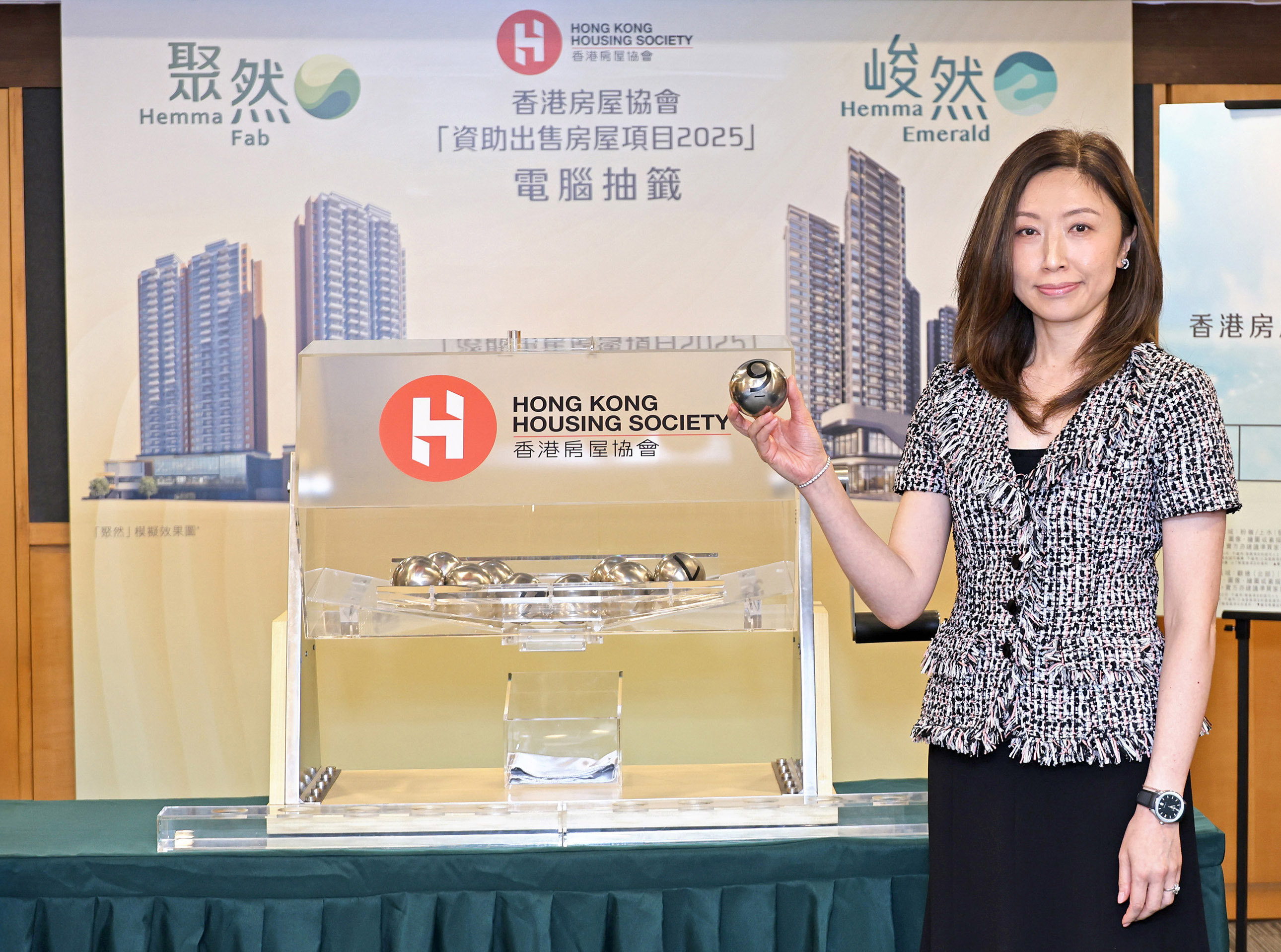 HKHS Development and Marketing Director Monita Ko conducted balloting for the two Subsidised Sale Flats projects “Hemma Fab” and “Hemma Emerald”.